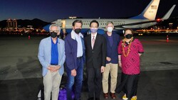 Die Delegierten Alan Lowenthal, John Garamendi, Don Beyer und Aumua Radewagen mit Taiwans Außenminister Jaushieh Joseph Wu (m.) (Bild: AFP)