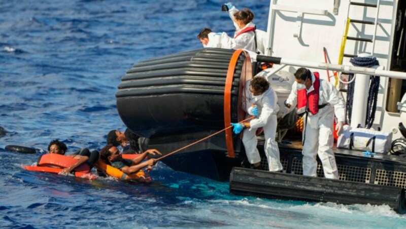 Am 11. August retteten Mitglieder der italienischen Küstenwache Migranten, nachdem ihr Boot südlich der italienischen Insel Lampedusa im Mittelmeer umkippte und zu sinken begann. (Bild: The Associated Press)