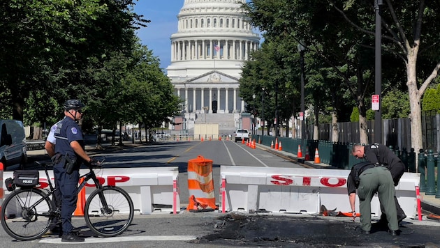 Um das Kapitol wurde eine Barrikade errichtet. (Bild: APA/AFP/Daniel SLIM)