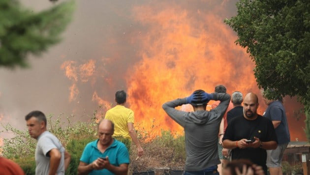 Ein großer Waldbrand im Nordosten Spaniens wuchs rasch an und geriet außer Kontrolle. (Bild: AP)