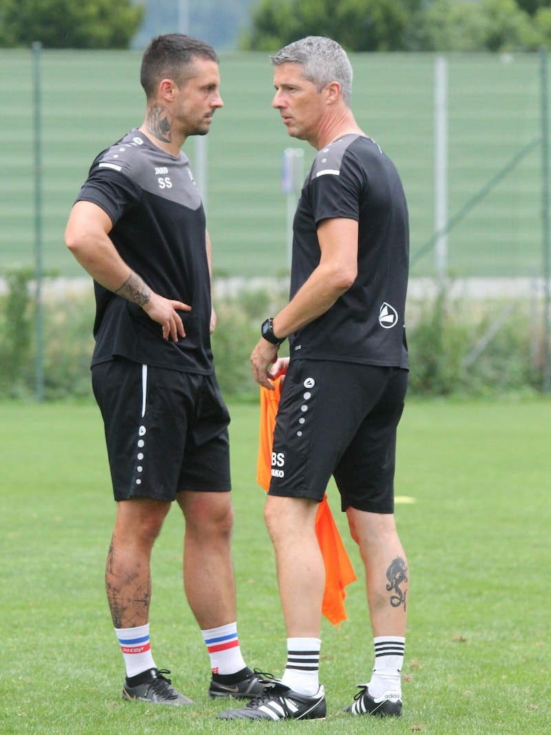 SPG-Cheftrainer Bernhard Summer (r.) mit Athletikcoach Stefan Santanius (Bild: Peter Weihs/Kronenzeitung)