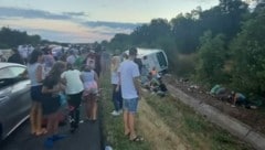 Der Bus war mit 38 Kindern und zehn Erwachsenen aus Serbien auf dem Weg von der bulgarischen Schwarzmeerküste nach Belgrad. (Bild: kameraone/BG-VOICE.com)