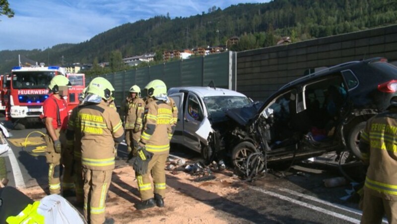 Einsatzkräfte am Unfallort, nachdem zwei Fahrzeuge auf der B320 bei Schladming frontal zusammengestoßen waren. (Bild: APA/BFV LIEZEN/SCHLSSLMAYR, Krone KREATIV)