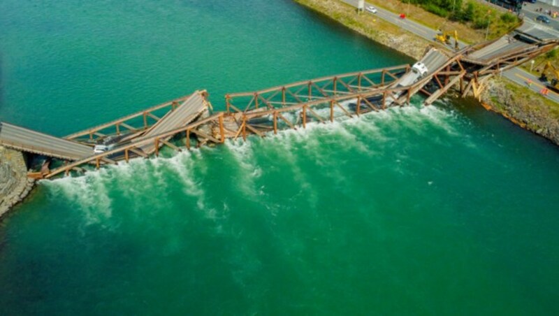 Eine Luftaufnahme zeigt die eingestürzte Brücke (Bild: Stian Lysberg Solum/NTB/AFP)