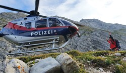 Mittels Tau wurde das Paar von einem Hubschrauber gerettet (Bild: Bergrettung Grünau)