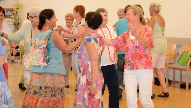 Tanzen fördert Gleichgewicht und Sozialkontakte bei Senioren (Bild: Karl Hömstreit / Landesverband Seniorentanz Niederösterreich.)