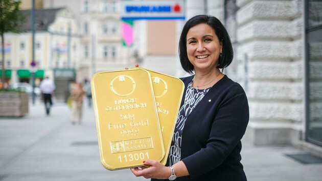 Stefanie Christina Huber, Vorstandsvorsitzende der Sparkasse OÖ, stellt zwei Goldbarren im Wert von 5600 Euro zur Verfügung (Bild: Horst Einöder/Flashpictures)