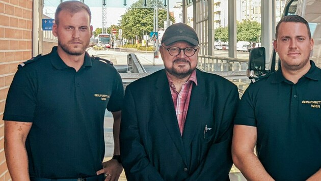 von links: Notfallsanitäter Rene, ORF-Moderator Dietmar Koch und Notfallsanitäter Bernhard (Bild: APA/Berufsrettung Wien)