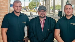 von links: Notfallsanitäter Rene, ORF-Moderator Dietmar Koch und Notfallsanitäter Bernhard (Bild: APA/Berufsrettung Wien)