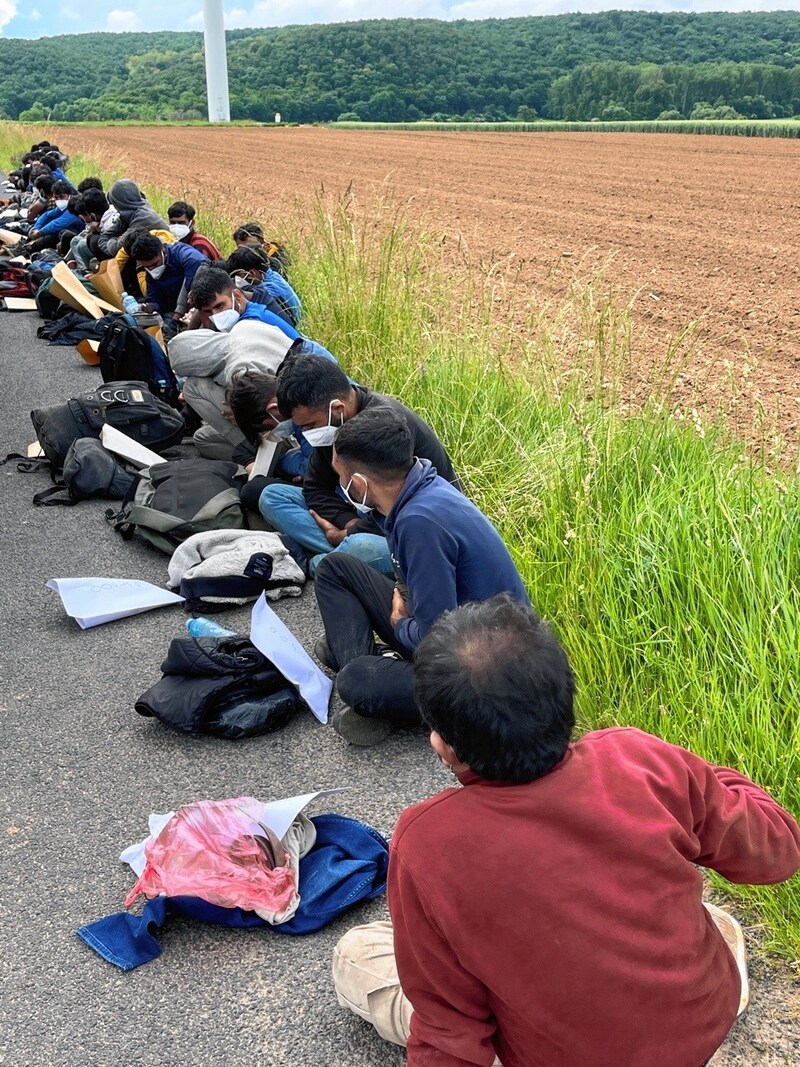 Bilder von an den Grenzen aufgegriffenen Migranten wie hier im Burgenland häufen sich (Bild: Christian Schulter)