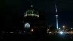 Incluso la Catedral de Berlín ya no está iluminada después del anochecer.  (Imagen: AFP (Captura de pantalla))