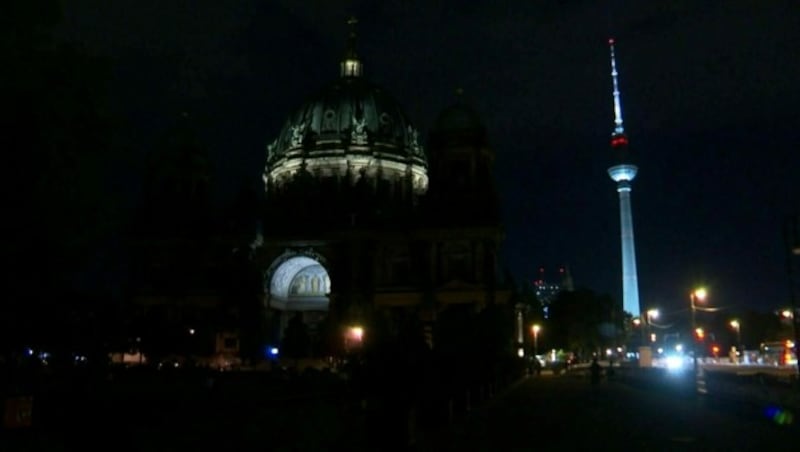 Auch der Berliner Dom wird mit Einbruch der Dunkelheit nicht mehr beleuchtet. (Bild: AFP (Screenshot))