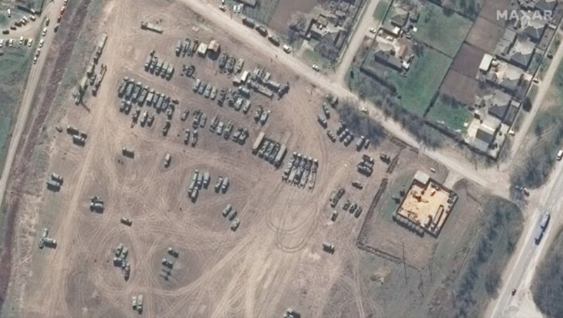 Russisches Militäraufgebot in Dschankoj auf der Krim (Archivbild) - in der Nähe explodierte das Munitionsdepot. (Bild: APA/AFP/Satellite image ©2022 Maxar Technologies)