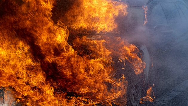 Aus dem Wagen schlugen plötzlich Flammen. (Bild: TEAM FOTOKERSCHI.AT / KERSCHBAUMMAYR)