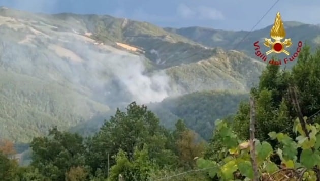Waldbrand auf einem Berg in der Toskana (Bild: Virgil del Fuoco Screenshot (italienische Feuerwehr))