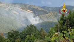 Waldbrand auf einem Berg in der Toskana (Bild: Virgil del Fuoco Screenshot (italienische Feuerwehr))