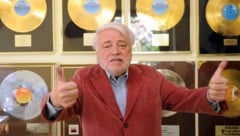 Der Musikmanager Hans R. Beierlein gestikuliert vor mehreren Goldenen Schallplatten. Beierlein ist im Alter von 93 Jahren gestorben. (Bild: APA/dpa/Marc Mller)