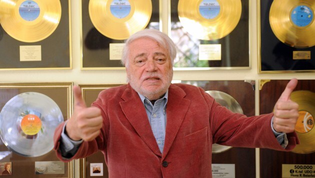 Der Musikmanager Hans R. Beierlein gestikuliert vor mehreren Goldenen Schallplatten. Beierlein ist im Alter von 93 Jahren gestorben. (Bild: APA/dpa/Marc Mller)
