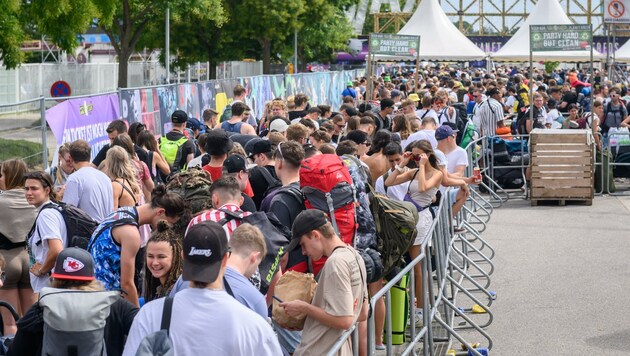 Großer Ansturm herrschte bereits am Dienstag beim Festival-Gelände in St. Pölten. Denn schließlich hieß es zeitgerecht den besten Platz zu sichern. (Bild: Molnar Attila)