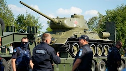 Kräne entladen einen sowjetischen T-34-Panzer, der als Denkmal in Narva aufgestellt war, von einem Anhänger in einem Militärmuseum in Tallinn. (Bild: The Associated Press)