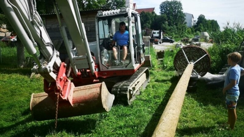 Mit Hilfe eines Baggers wurde im Garten ein Horst aufgestellt (Bild: zVg)