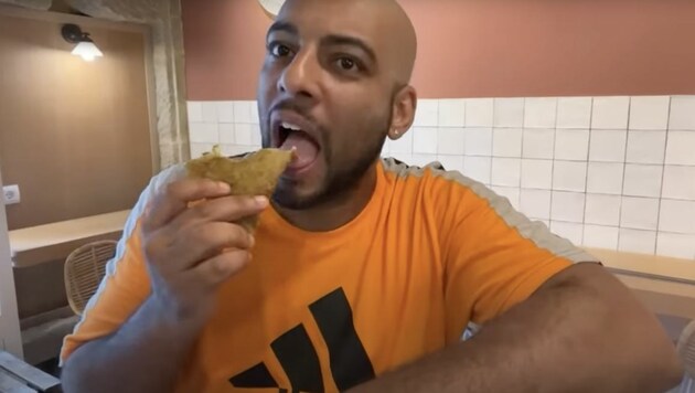 Weil er keine 2,30 Euro für sein Essen zahlen wollte, drohte YouTuber Borja Escalona damit, für seine „Werbung“ 2500 Euro in Rechnung zu stellen. (Bild: YouTube/Borja Escalona)