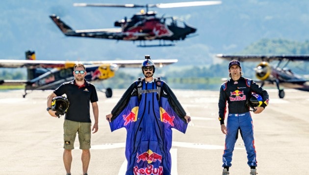 Mirko Flaim, Marco Waltenspiel und Dario Costa vor einer kleinen Auswahl der Fluggeräte, die für Red Bull im Einsatz sind. (Bild: Joerg Mitter / Red Bull Content Pool)