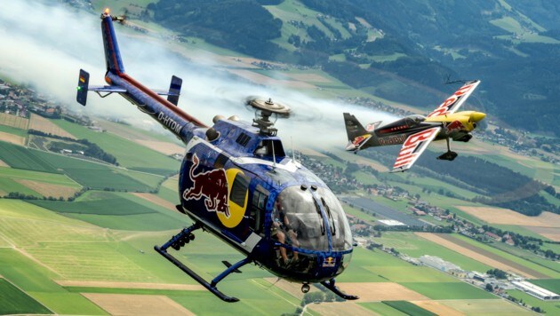 Mirko Flaim im Helikopter und Dario Costa in der Edge 540 (Bild: Joerg Mitter / Red Bull Content Pool)
