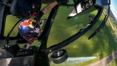 Im Hubschrauber am Rücken: Nur wenige Helikopter sind weltweit in der Lage, Kunstflugfiguren zu fliegen (Bild: Joerg Mitter / Red Bull Content Pool)