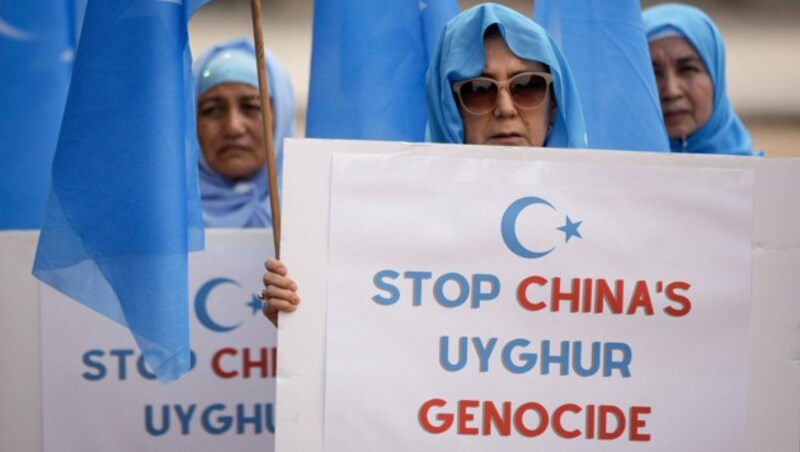 Anhänger der Bewegung des Nationalen Erwachens Ostturkestans fordern ein Recht der Uiguren auf Selbstbestimmung. (Bild: APA/Getty Images via AFP/GETTY IMAGES/Drew Angerer)