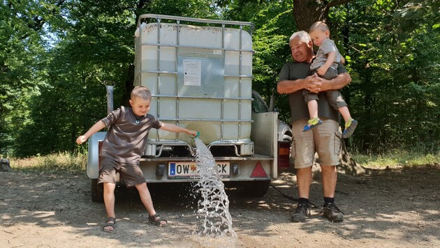 Schon die Kleinsten helfen beim Befüllen der Wasserstellen mit. (Bild: Bgld. Landesjagdverband)
