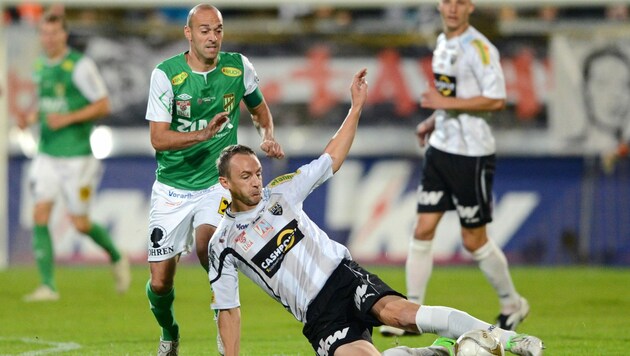 Am 5. Oktober 2012 feierte die Lustenauer Austria (l. im Bild Harald Dürr im Duell mit Altachs Hannes Aigner) ihren bislang letzten Derby-Sieg in Altach. Damals spielten beide Vereine noch in der zweiten Liga. (Bild: GEPA pictures)