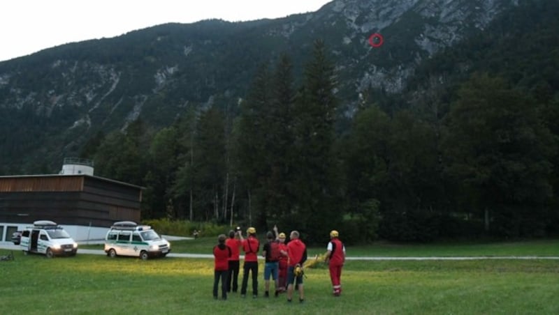 Elf Mitglieder der Bergrettung warteten am Boden. (Bild: ZOOM.TIROL)