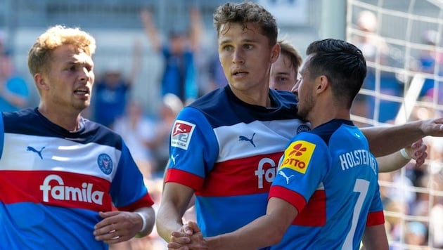 Benedikt Pichler (Mitte) und Holstein Kiel sind in der 2. deutschen Bundesliga nach vier Runden noch ungeschlagen. (Bild: EXPA/ Eibner/ Marcel von Fehrn)