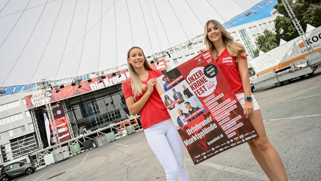 „Krone“-Mädchen Lena (l.) und Anja präsentieren das bunte Programm am Urfahraner Marktgelände. (Bild: Markus Wenzel)