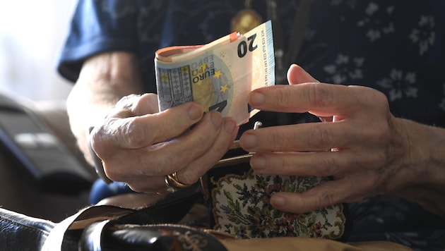 Österreichs Pensionisten haben das zweithöchste Einkommen in der EU - und trotzdem reicht es oft nicht zum Leben. (Bild: APA/HARALD SCHNEIDER)