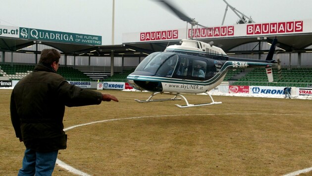 2003 föhnte ein Hubschrauber den nassen Rasen des Paschinger Stadions trocken. (Bild: rubra)