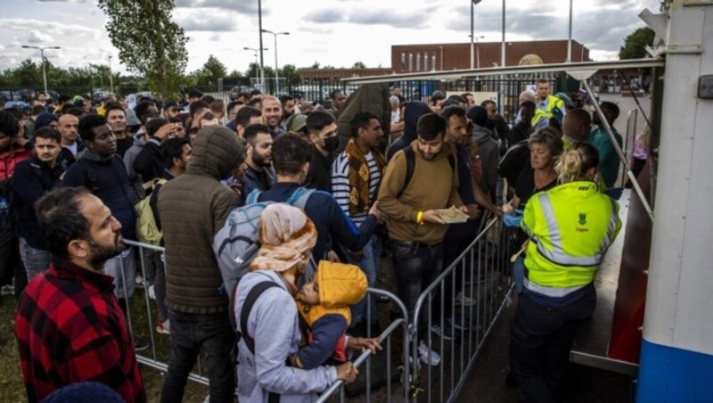 Migranten stehen in einem Asylwerberzentrum in Ter Apel Schlange, um warmes Essen zu erhalten. (Bild: AFP)