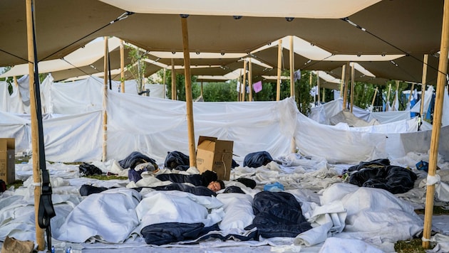 Migranten und Asylwerber schlafen vor dem überfüllten Antragszentrum in Ter Apel (Bild: AFP)