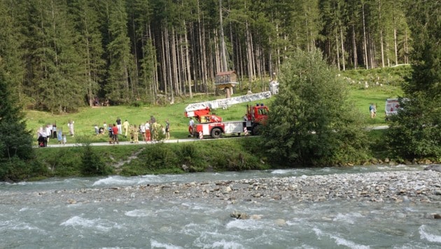 Die Feuerwehr musste die fünf Kinder aus ihrer Notlage befreien (Bild: zoom.tirol)