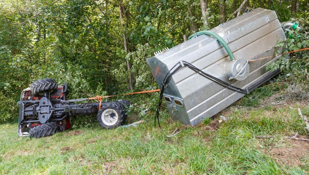 Das landwirtschaftliche Spezialfahrzeug stürzte in der Vorarlberger Gemeinde Blons 150 Meter - die beiden Insassen wurden schwer verletzt mit Hubschraubern ins Krankenhaus geflogen. (Bild: Bernd Hofmeister)