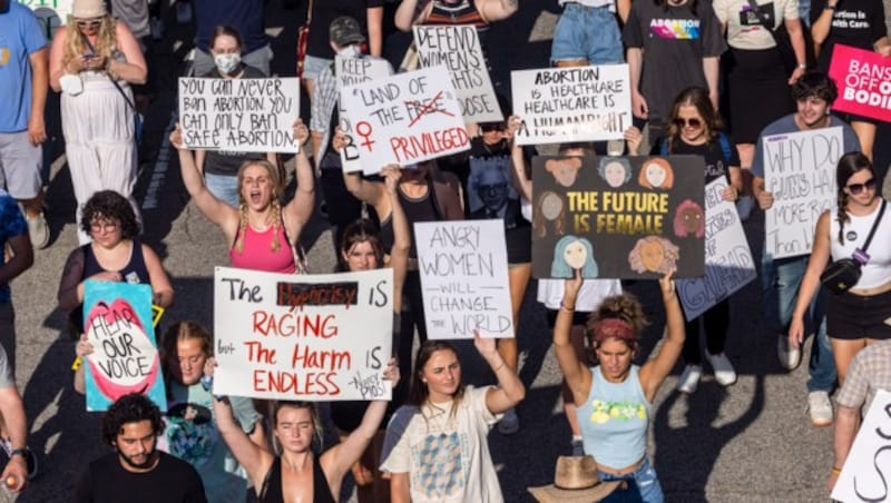 Auf einem Schild dieser Demonstration in den USA ist zu lesen, dass Schwangerschaftsabbrüche Teil der Gesundheitsversorgung seien (Archivbild). (Bild: AP)