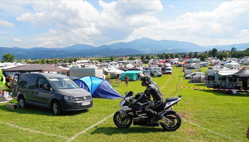 Die Biker erobern die Campingplätze am Ring. (Bild: Pail Sepp)