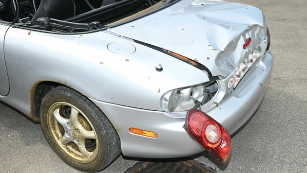 Das silberne Mazda-Cabrio wurde bei dem Unfall schwer in Mitleidenschaft gezogen. (Bild: Kapo St. Gallen)