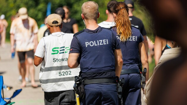 Polizisten auf dem Campingplatz im Rahmen des Frequency 2022 (Bild: APA/Florian Wieser)