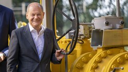 Der deutsche Kanzler Scholz dreht beim Gas an den großen Schrauben. (Bild: APA/dpa/Monika Skolimowska)