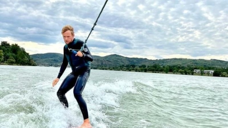 Surfen (auf der Donau) ist ihre große Leidenschaft. (Bild: The Clairvoyants)