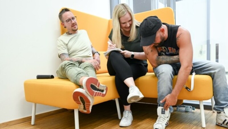 Die Stimmung von Bernhard Speer (links) und Christoph Seiler (rechts) war beim Interview mit „Krone“-Redakteurin Lisa Stockhammer ausgelassen (Bild: Wenzel Markus)