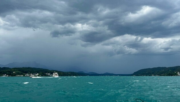 Dunkle Wolke, stärkere Wellen am Donnerstagnachmittag am Wörthersee (Bild: Jenny Kapellari)