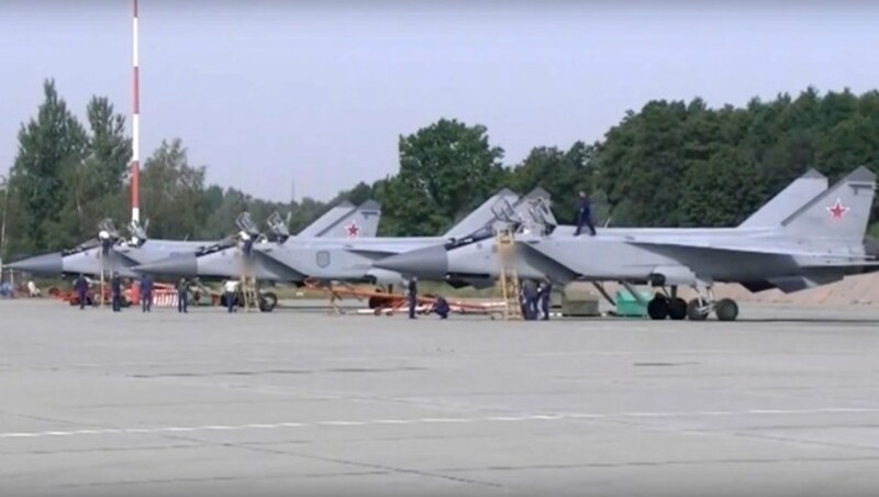 Diese drei Kampfflugzeuge vom Typ Mig-31 landeten am Donnerstag in Tschkalowsk. Sie können mit Hyperschallraketen bestückt werden. (Bild: AP/Russian Defense Ministry Press Service)